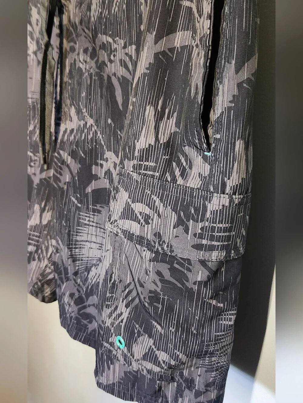 ZeroXposur No-Chafe Black & Charcoal Tropical Cargo Swim Shorts Men's Large